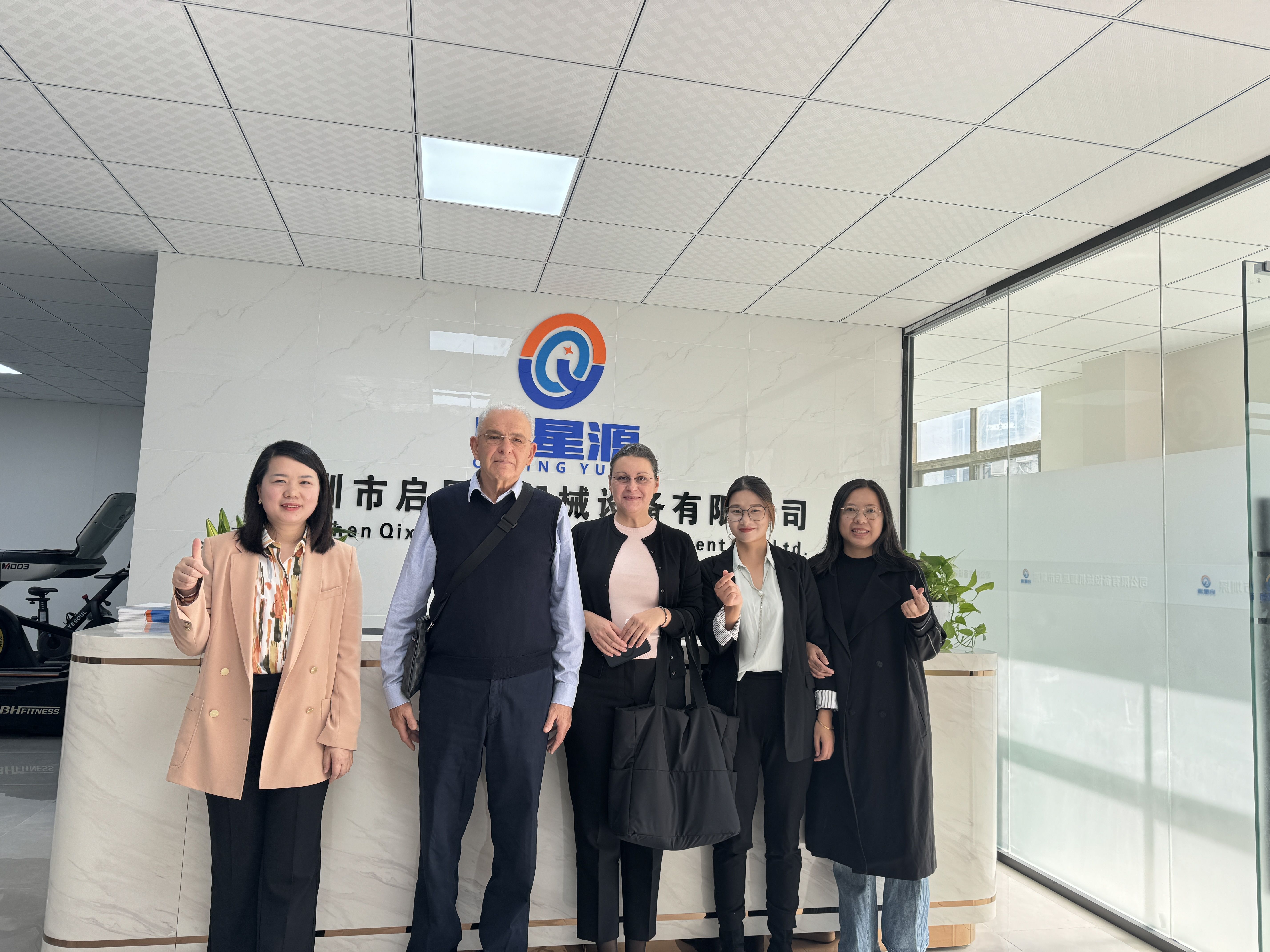 Acompanhe calorosamente o Sr.Savo e a Sra. IRENA para visitar Shenzhen Qixingyuan Machinery Equipment Co., Ltd. novamente