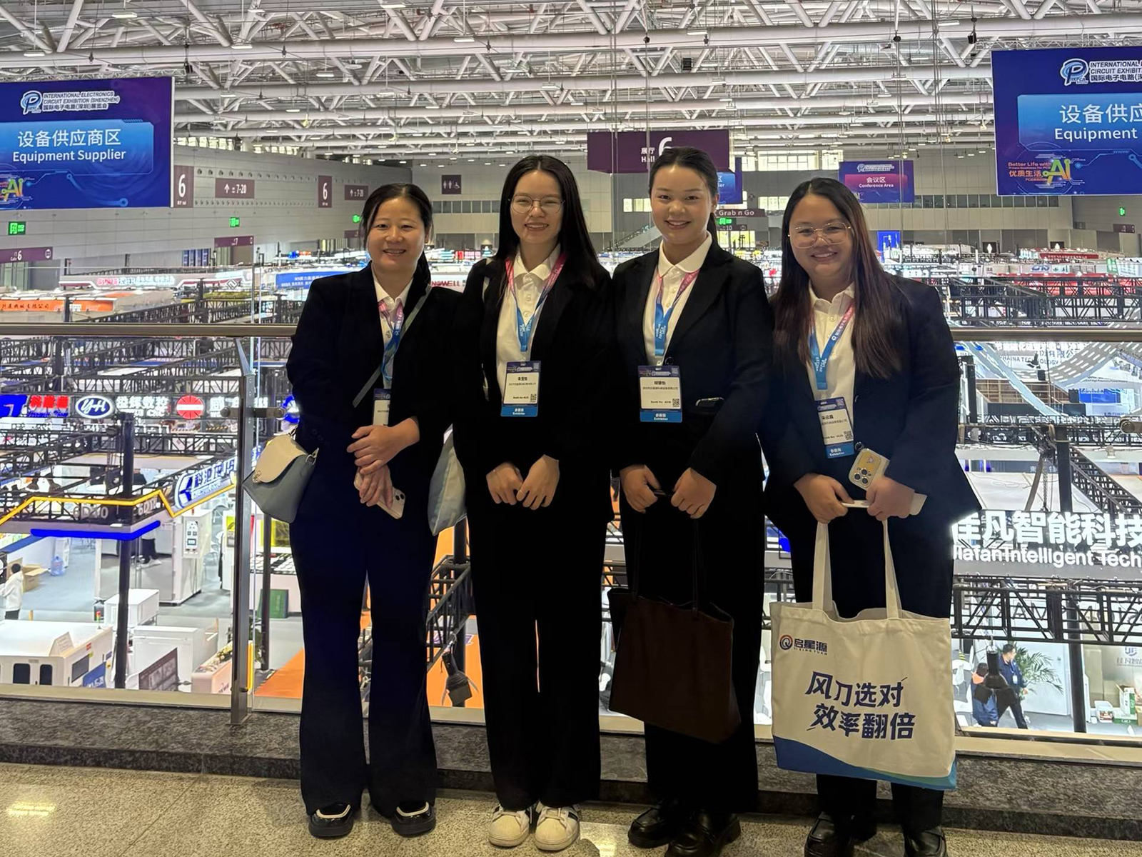 QXY Professional team group photo at the 2025 HKPCA Shenzhen Electronics Circuit Exhibition QXY团队在2025 HKPCA深圳电子电路展合影