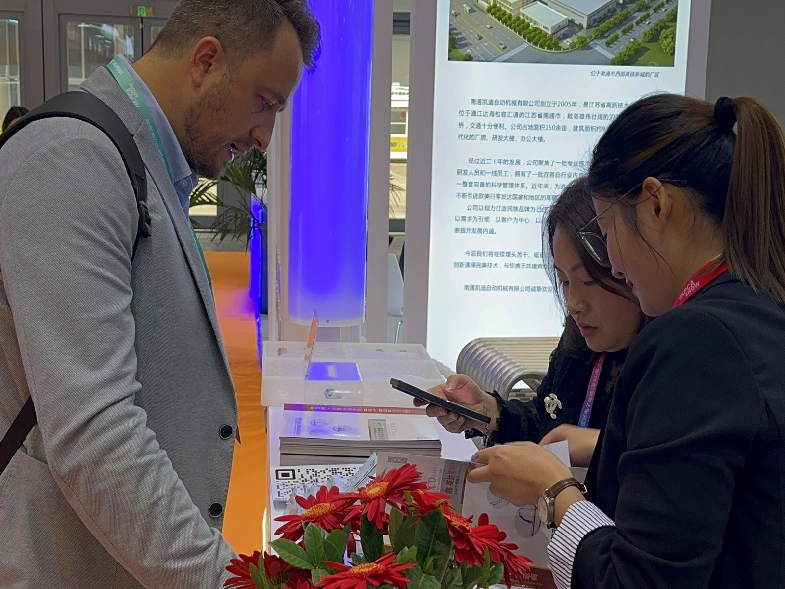 QXY team members engaged in in-depth technical discussions with clients at the booth QXY团队成员在展位与客户深入技术交流