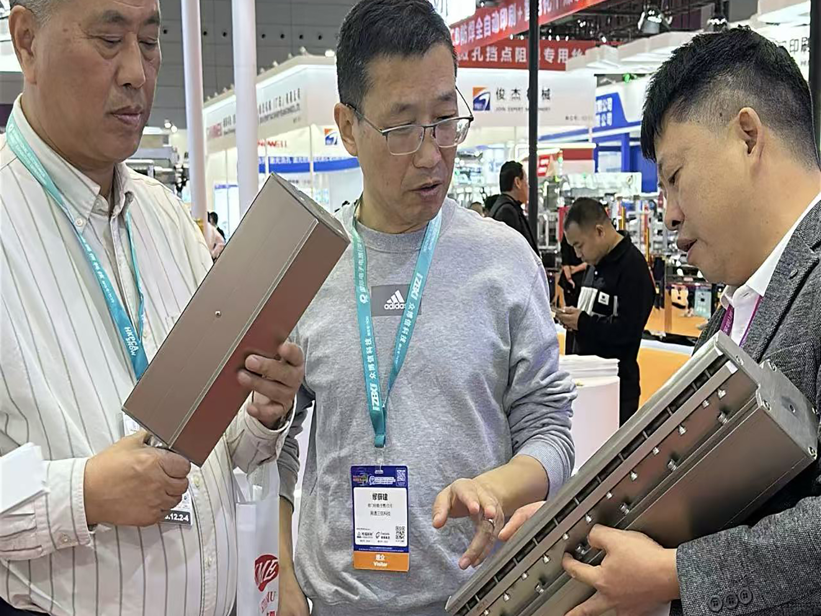 QXY introduced the core advantages and usage methods of the product at the exhibition site QXY在展会现场介绍产品核心优势和使用方法